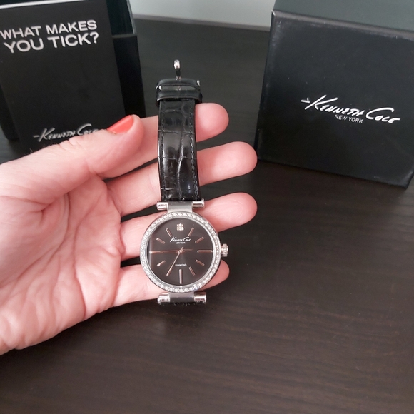 Gorgeous women Kenneth Cole watches - Picture 2 of 6